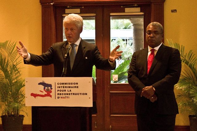 El ex presidente Bill Clinton y el ex primer ministro haitiano Jean-Maz Bellerive en una Comisión Interina de Recuperación de Haití 23 de febrero de 2011, Puerto Príncipe, Haití |  Crédito: ISABEAU DOUCET